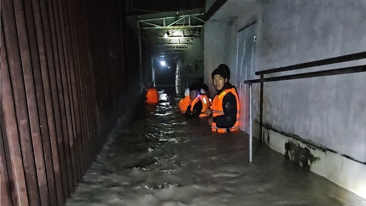 tran ngap chua tung co, nguoi dan khong kip tro tay hinh anh 1