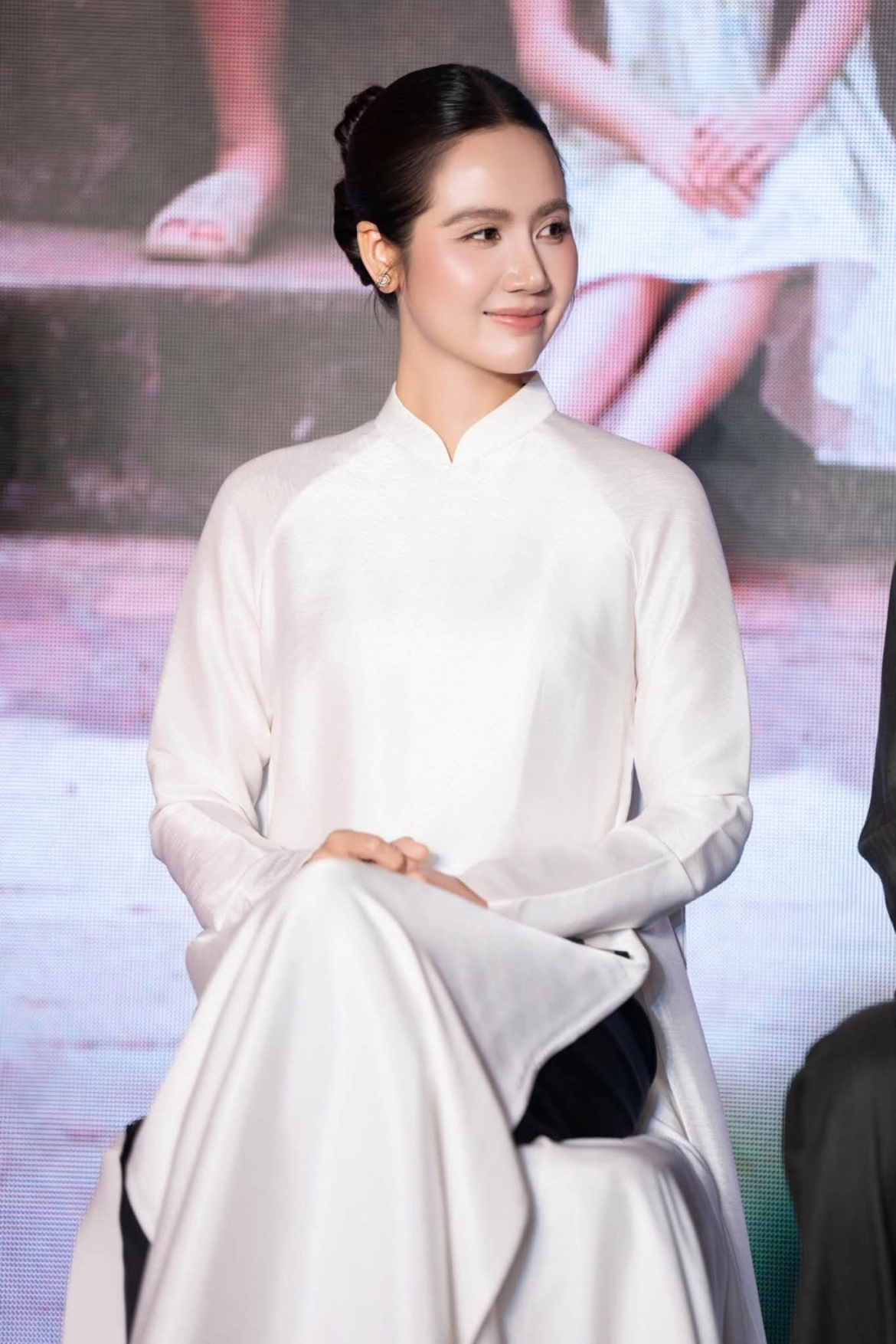 vai gai que cua huyen lizzie trong can nha khong mai che gay tranh luan hinh anh 3