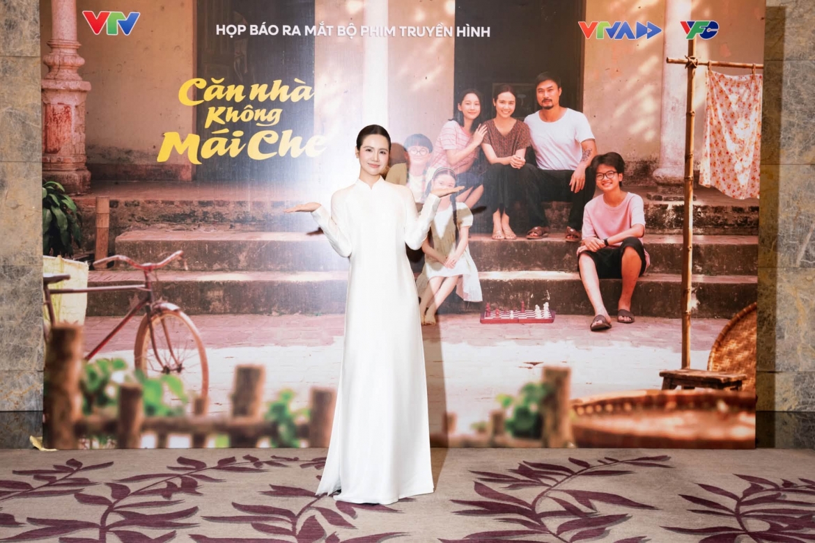 vai gai que cua huyen lizzie trong can nha khong mai che gay tranh luan hinh anh 4
