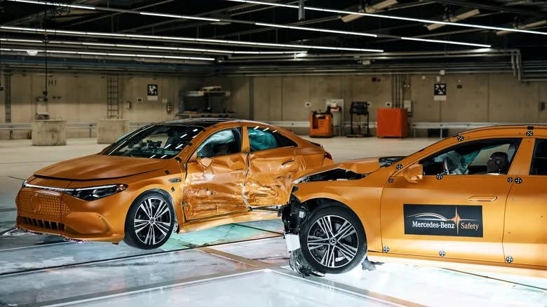 hai xe mercedes-benz cla va cham o toc doc 56km h, ket qua bat ngo hinh anh 1