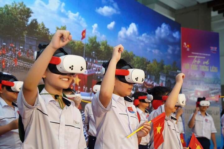 Nha Trang residents experience historical moments through VR technology