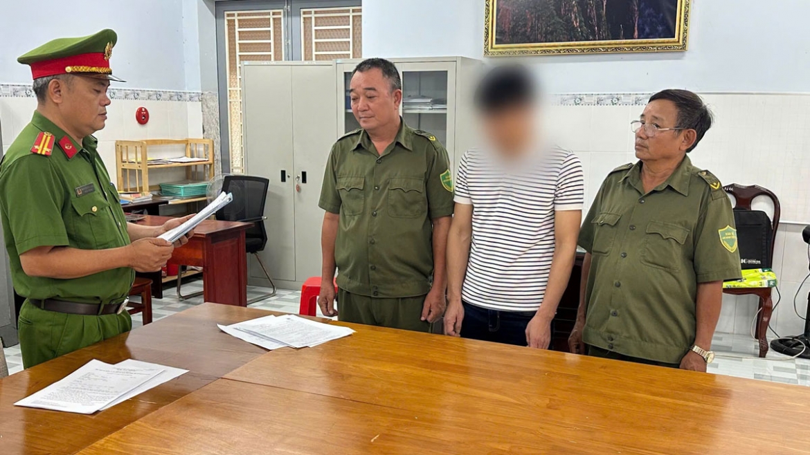 ban quan ao gia cac thuong hieu noi tieng, chu ho bi khoi to hinh anh 1