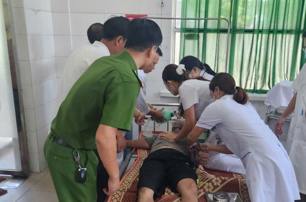 Ung cuu kip thoi 2 nguoi bi duoi nuoc o hue hinh anh 2