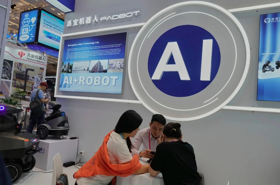 trung quoc day nhanh ung dung ai, robot vao thuong mai hinh anh 1