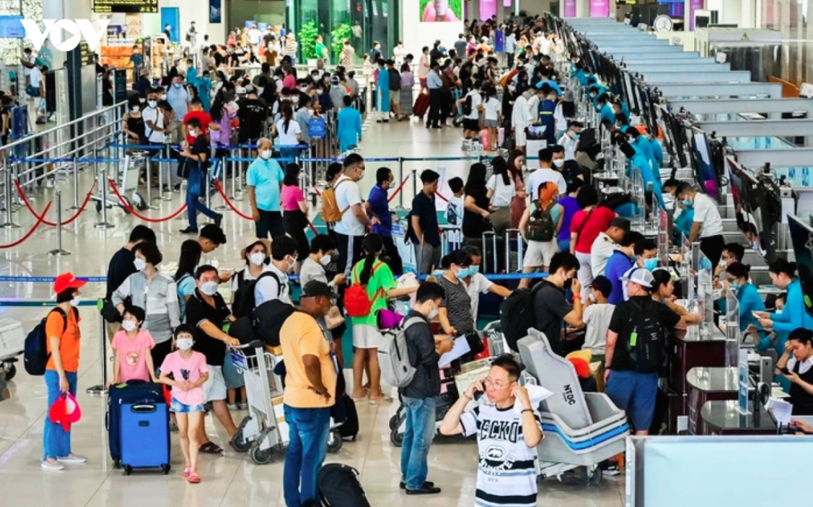 tet air ticket market heats up amid persistent infrastructure bottlenecks picture 1