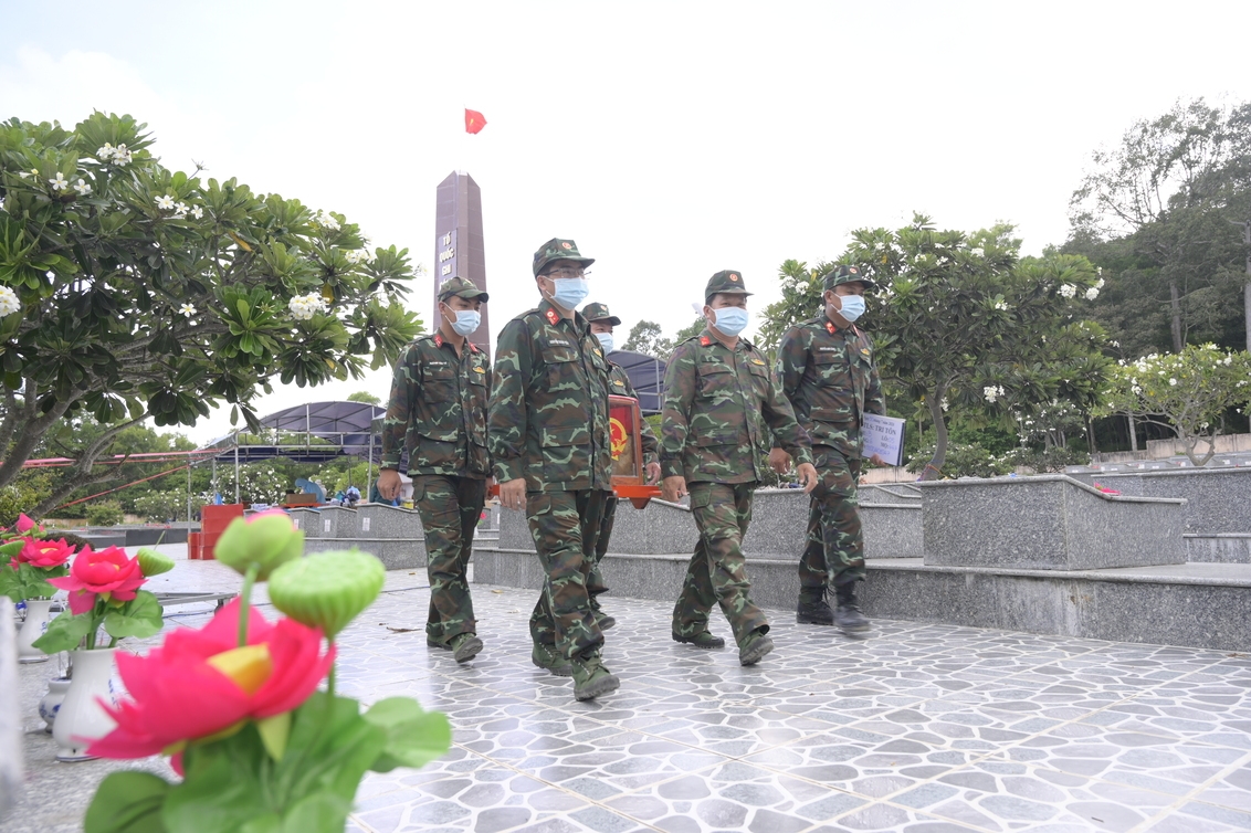 an giang hoan thanh lay mau sinh pham tai hon 15.000 phan mo liet si hinh anh 7