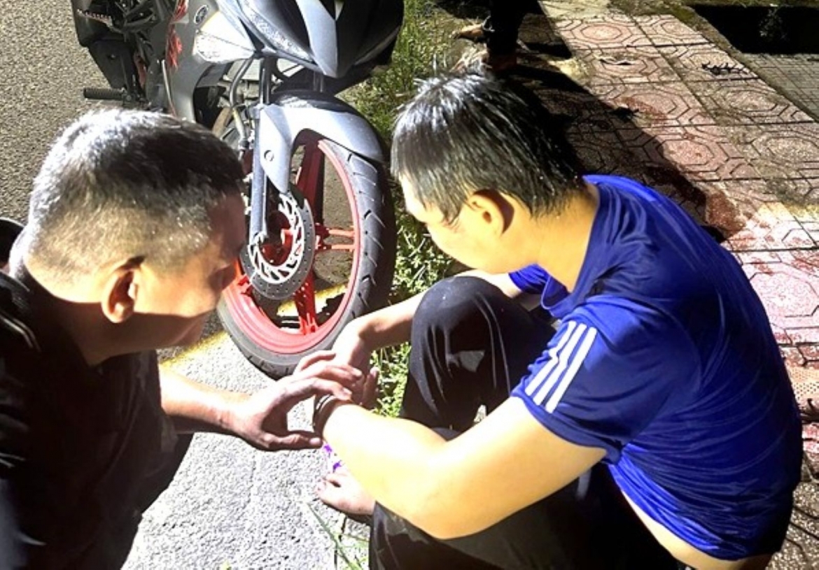 Dai uy cong an o hue lao xuong song cuu nam thanh nien nhay cau luc nua dem hinh anh 1