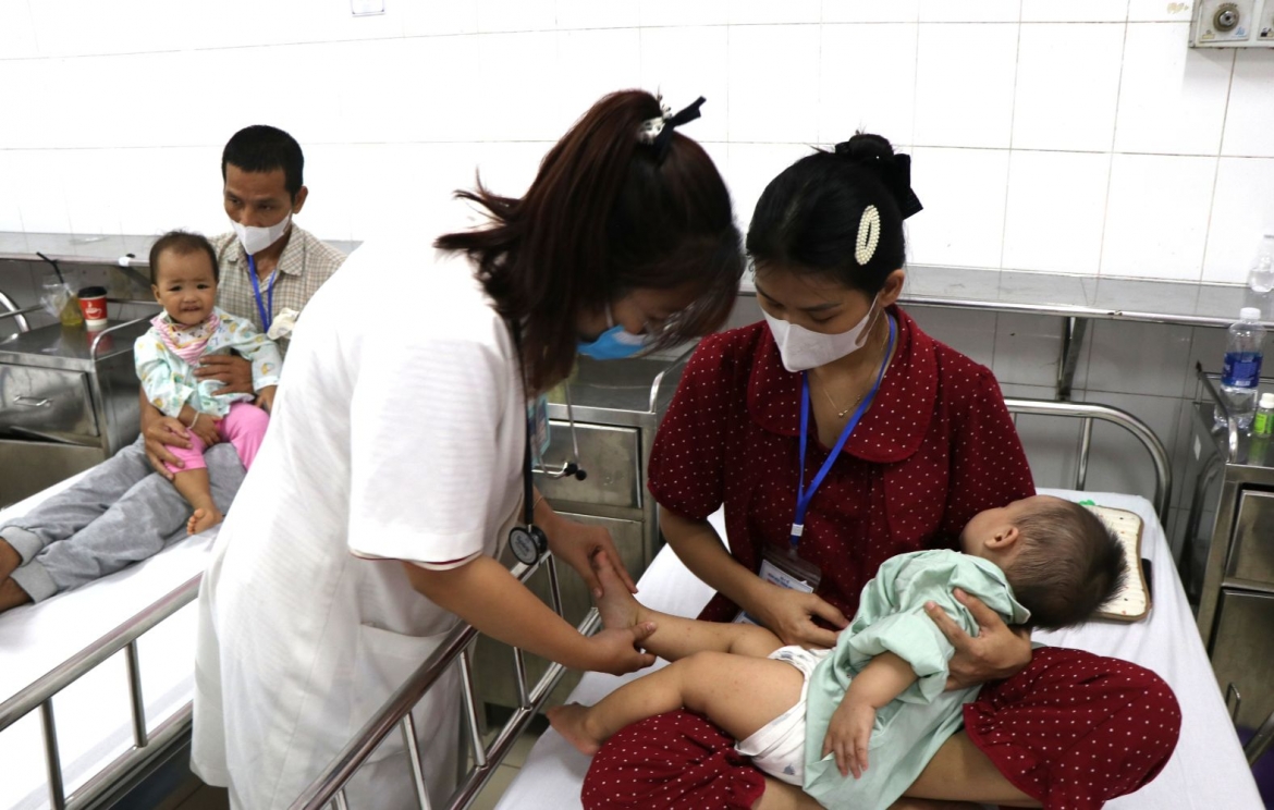 benh giao mua gia tang, nhieu tre em o hue nhap vien hinh anh 3