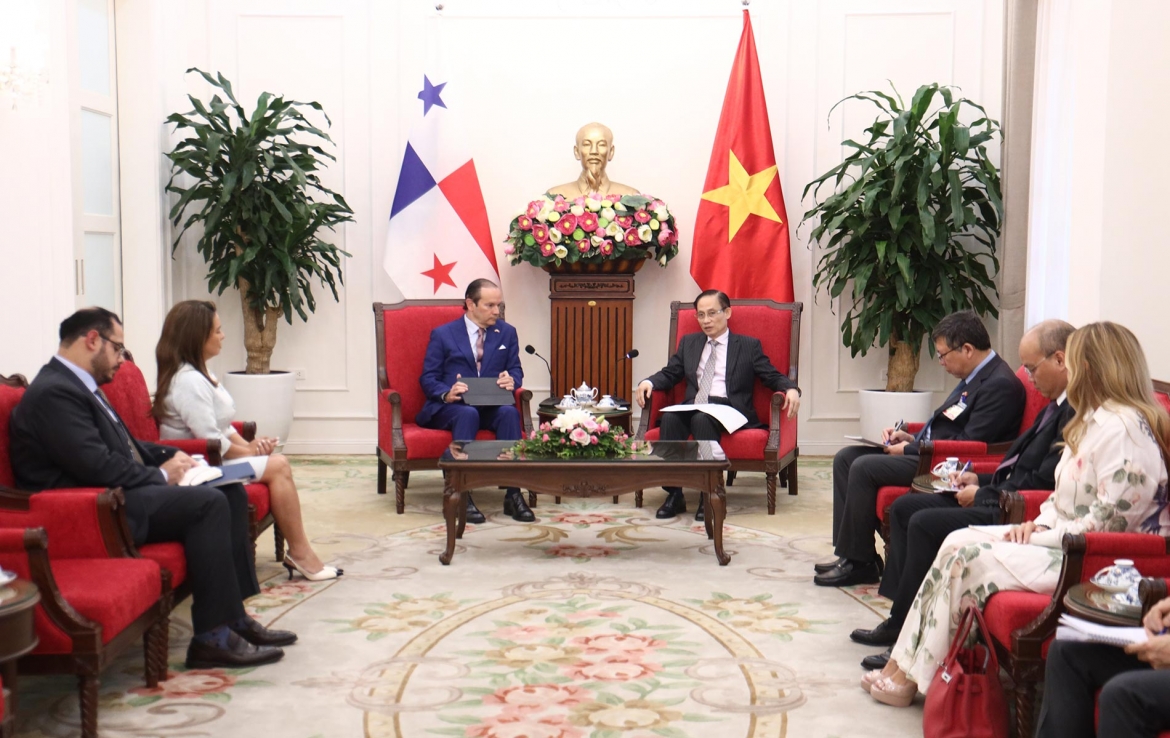 bo truong ngoai giao le hoai trung tiep bo truong ngoai giao panama hinh anh 2