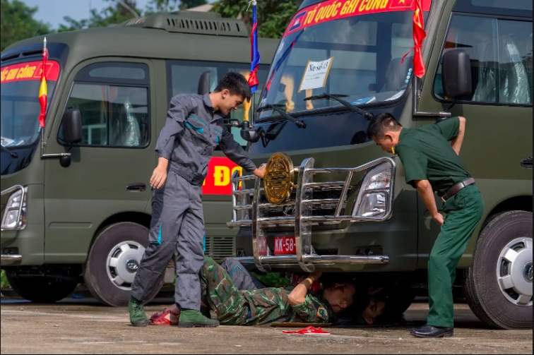 ban giao 35 xe hyundai county cho bo quoc phong phuc vu chien dich 500 ngay dem hinh anh 2