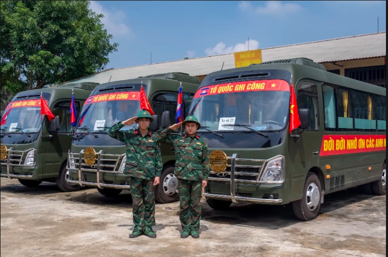 Bàn giao 35 xe Hyundai County cho Bộ Quốc phòng phục vụ "Chiến dịch 500 ngày đêm"