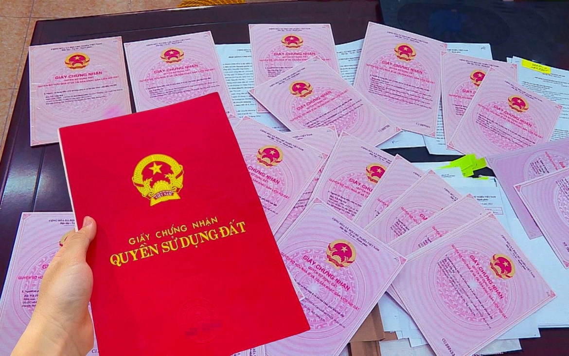 Cần làm rõ giá trị pháp lý dữ liệu điện tử về đất đai với sổ hồng bản giấy