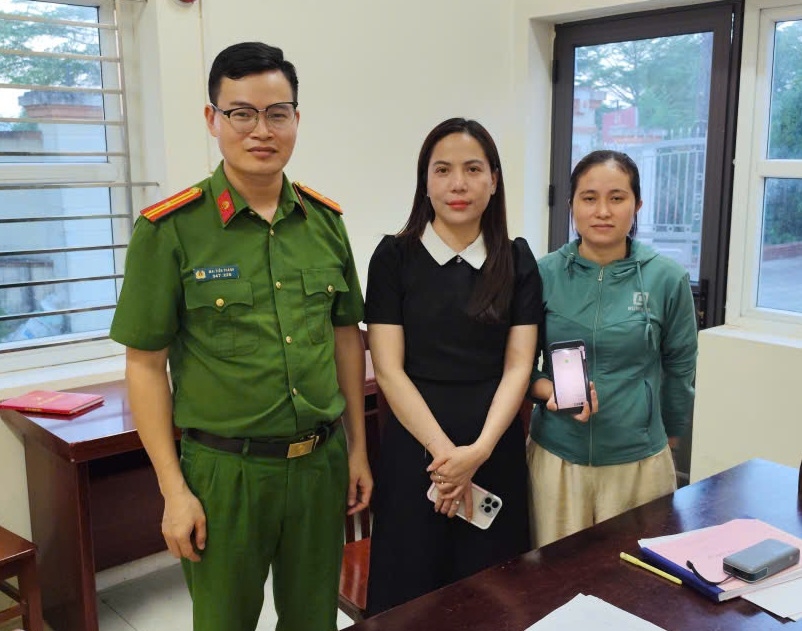 Chuyển nhầm hơn 1 tỷ đồng, người phụ nữ ở Hưng Yên được Công an hỗ trợ nhận lại