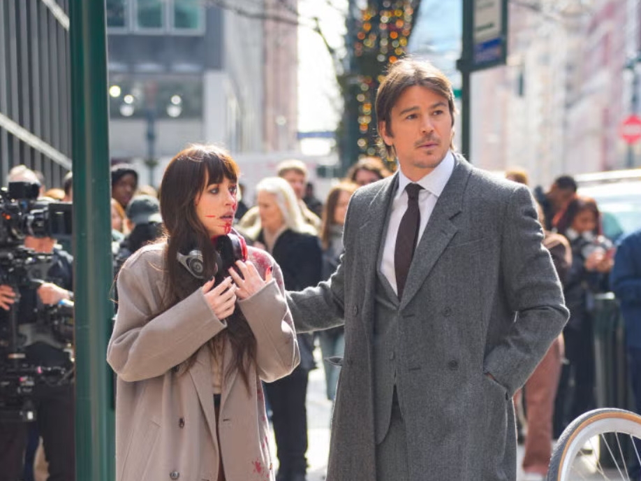 anne hathaway hoa than nguoi phu nu bi an, he lo nhung goc khuat trong verity hinh anh 4