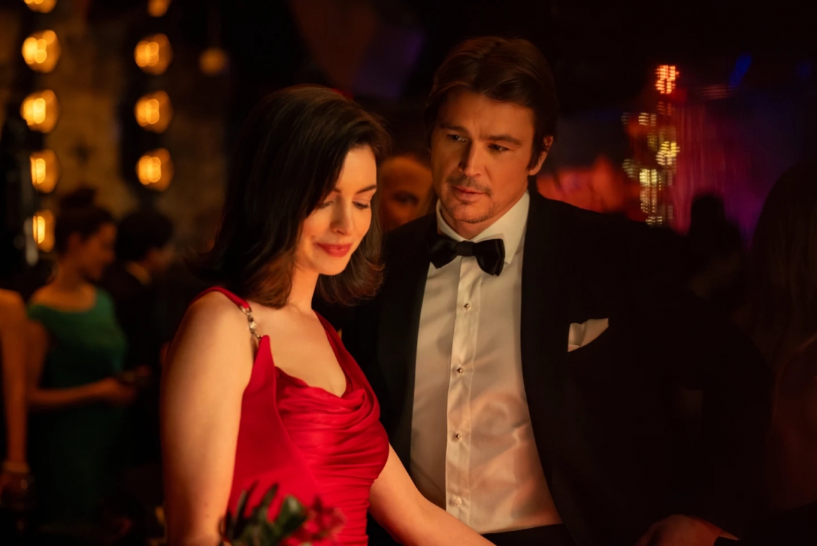 anne hathaway hoa than nguoi phu nu bi an, he lo nhung goc khuat trong verity hinh anh 2
