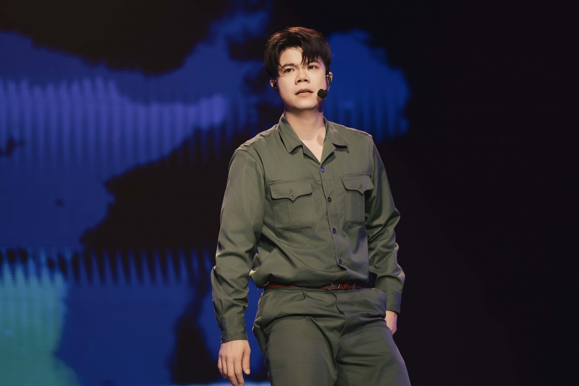Dinh manh ninh gianh cu dup giai thuong tai anh trai vuot ngan chong gai 2026 hinh anh 1
