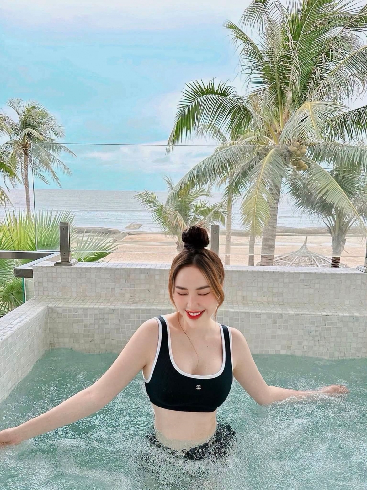 sao viet 12-10 Dong nhi Ong cao thang khoe anh gia dinh vi vu thuong hai hinh anh 11