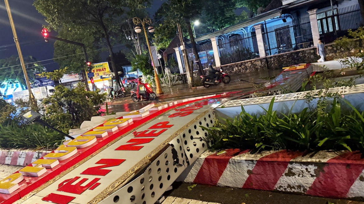Cổng chào phường Bình Dương bất ngờ đổ sập trong mưa lớn kèm giông mạnh