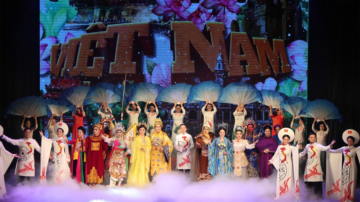 be mac lien hoan san khau ha noi chinh phuc dinh cao tham my hinh anh 2
