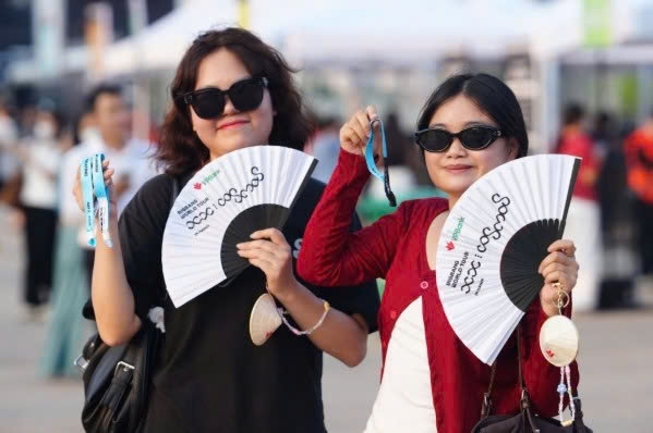 bigbang fans nationwide bring concert fever to hanoi picture 9