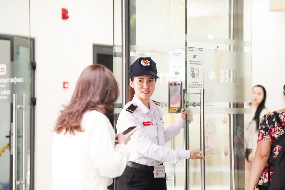 nhung nu an ninh gop suc giu an toan toa nha hinh anh 3