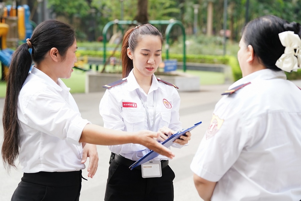 nhung nu an ninh gop suc giu an toan toa nha hinh anh 8
