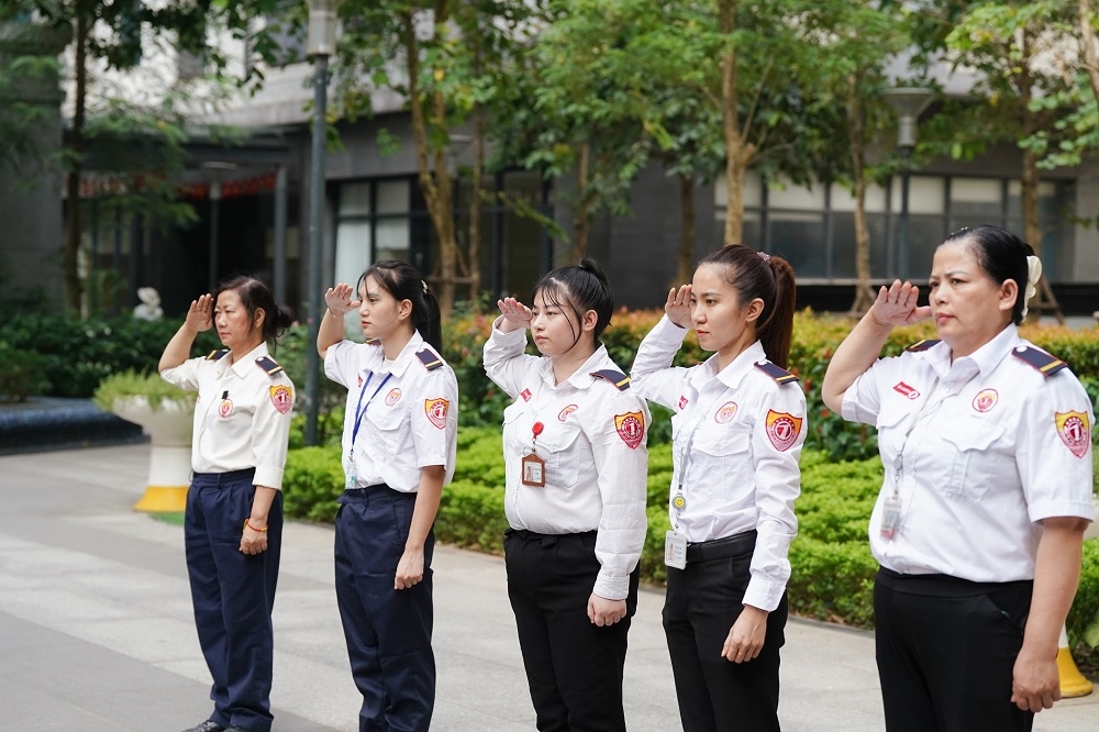nhung nu an ninh gop suc giu an toan toa nha hinh anh 9