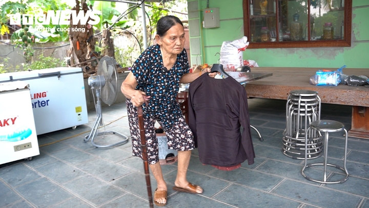 kinh ngac cu ba 105 tuoi hang ngay nau cam nuoi lon, cung lam viec voi con chau hinh anh 3