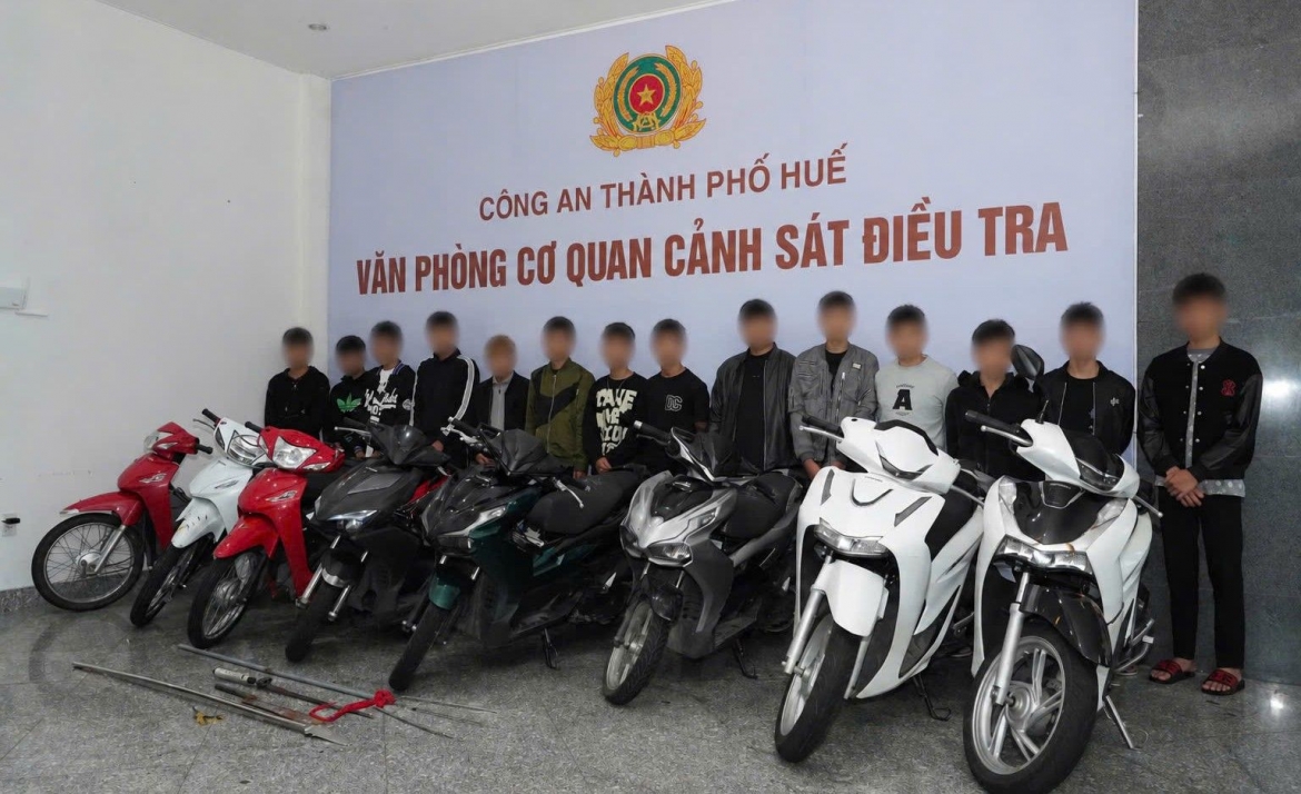 khoi to 15 bi can lien quan vu gay roi trat tu cong cong o hue hinh anh 2