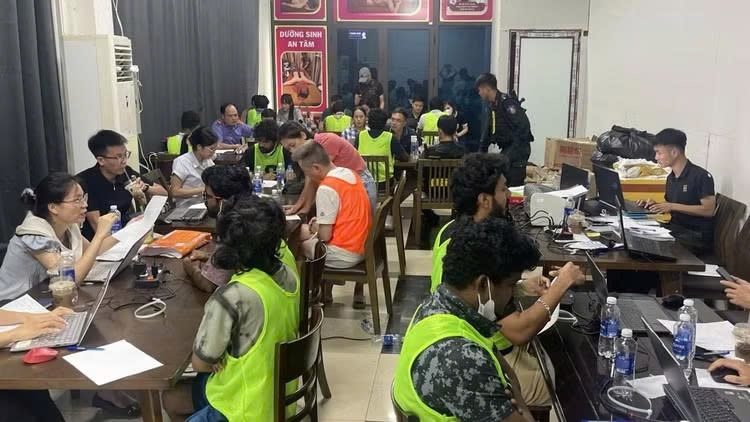 triệt phá sào huyệt lừa đảo trực tuyến, bắt 113 đối tượng người nước ngoài hình ảnh 4 triet pha sao huyet lua dao truc tuyen, bat 113 doi tuong nguoi nuoc ngoai hinh anh 4