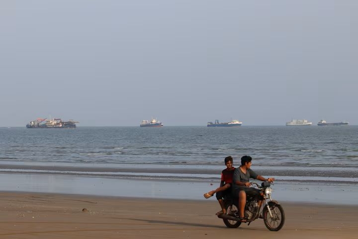 them tau dau trung thuy loi va phat no tai eo bien hormuz hinh anh 1