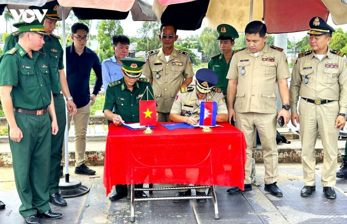 dong thap receives 32 vietnamese citizens from cambodia picture 1