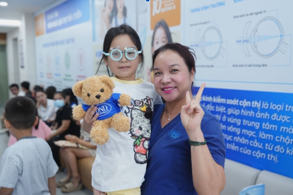 Deo kinh dung do nhung van tang do bai toan kiem soat can thi o tre hinh anh 3