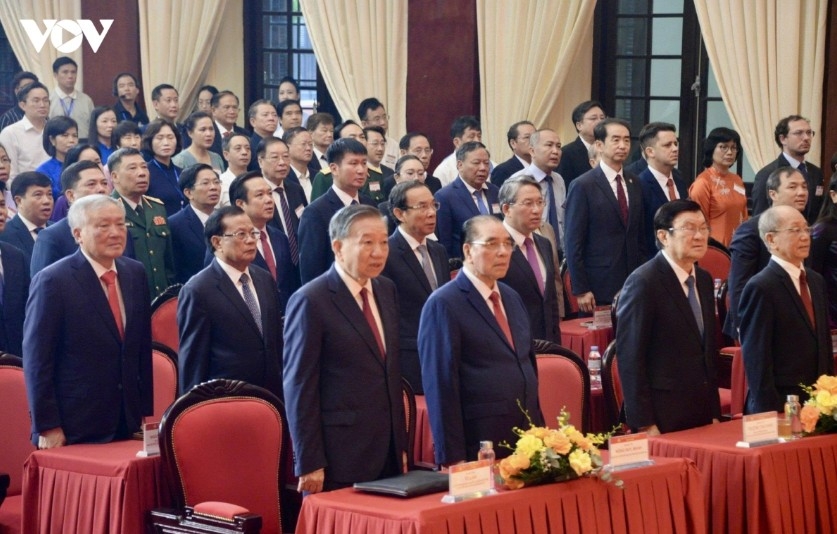 top leader to lam presents ho chi minh order to central theory council picture 2