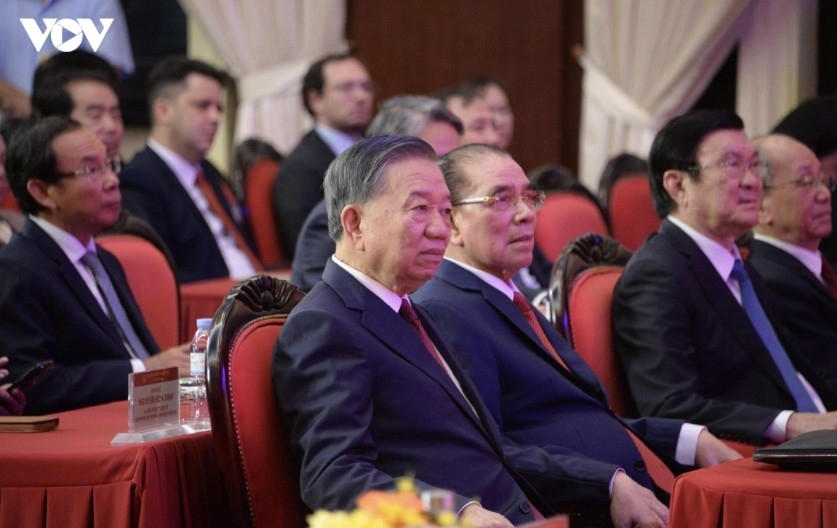 top leader to lam presents ho chi minh order to central theory council picture 3