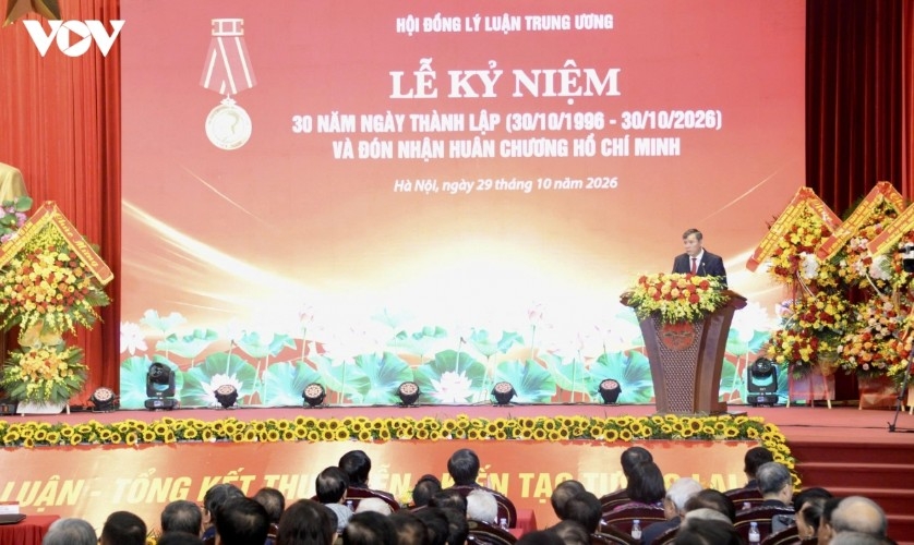 top leader to lam presents ho chi minh order to central theory council picture 4