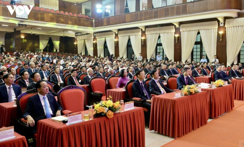 top leader to lam presents ho chi minh order to central theory council picture 5