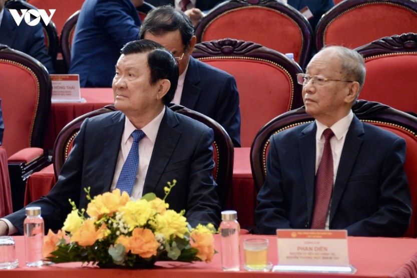 top leader to lam presents ho chi minh order to central theory council picture 6