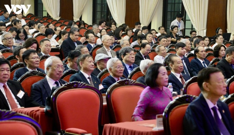 top leader to lam presents ho chi minh order to central theory council picture 8