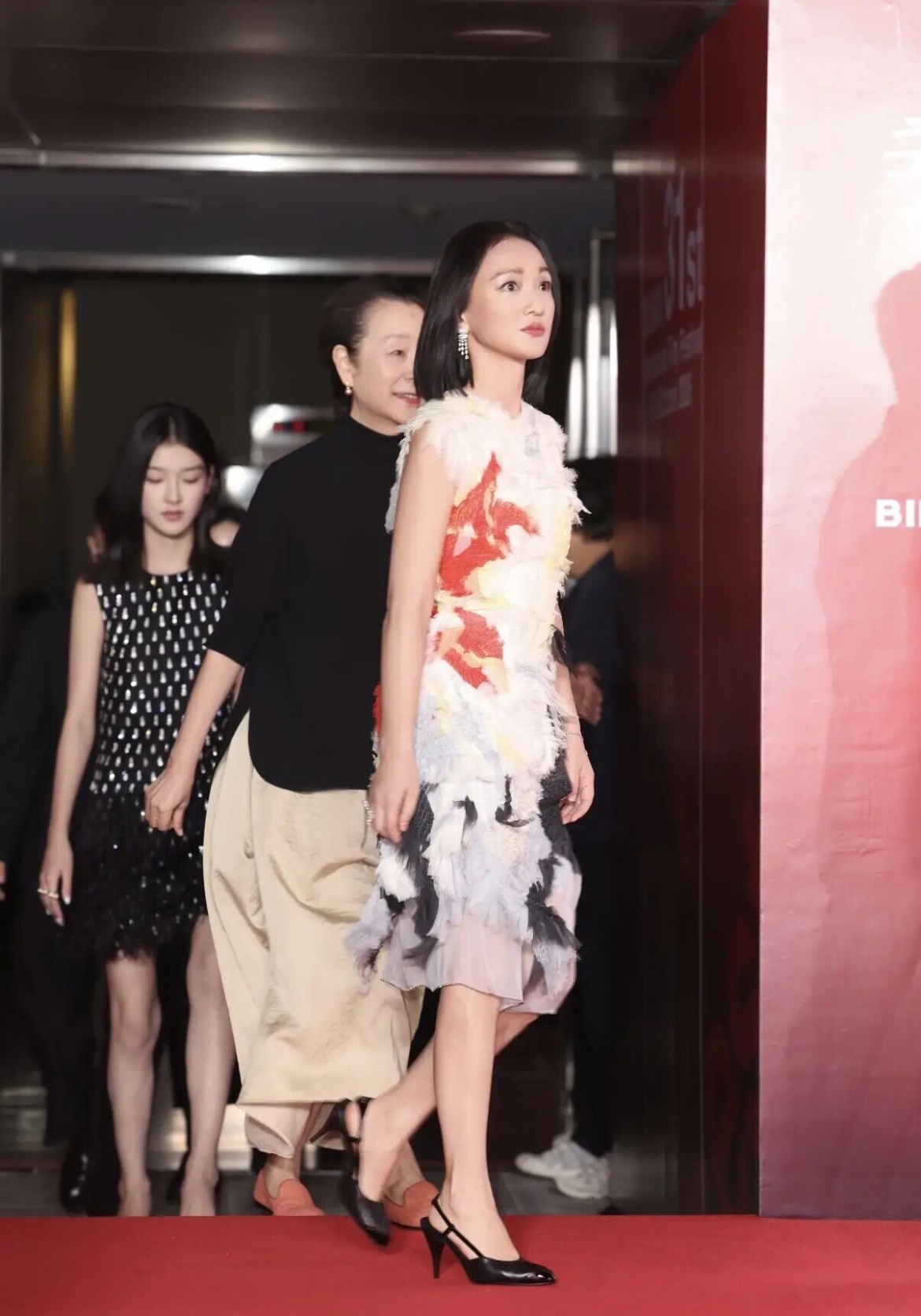 chau tan gay chu y voi nhan sac rang ro, du buoc qua tuoi 50 hinh anh 2