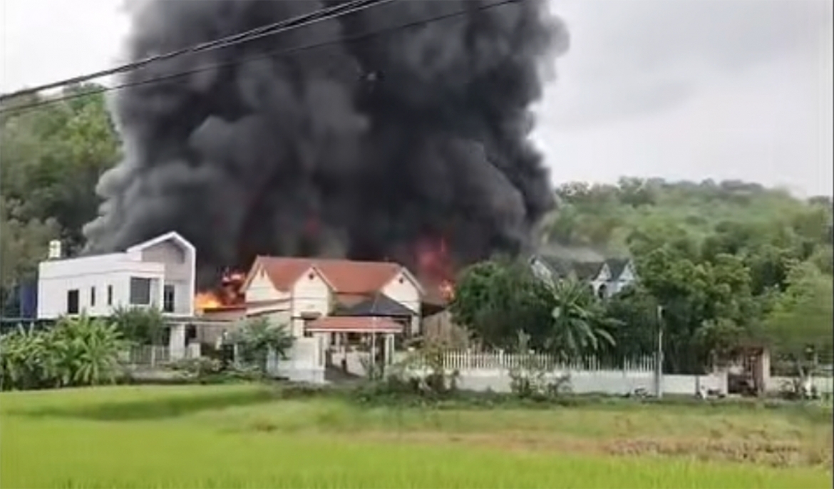 nha xuong boc chay du doi o ha noi, 200 nguoi tham gia dap lua hinh anh 1