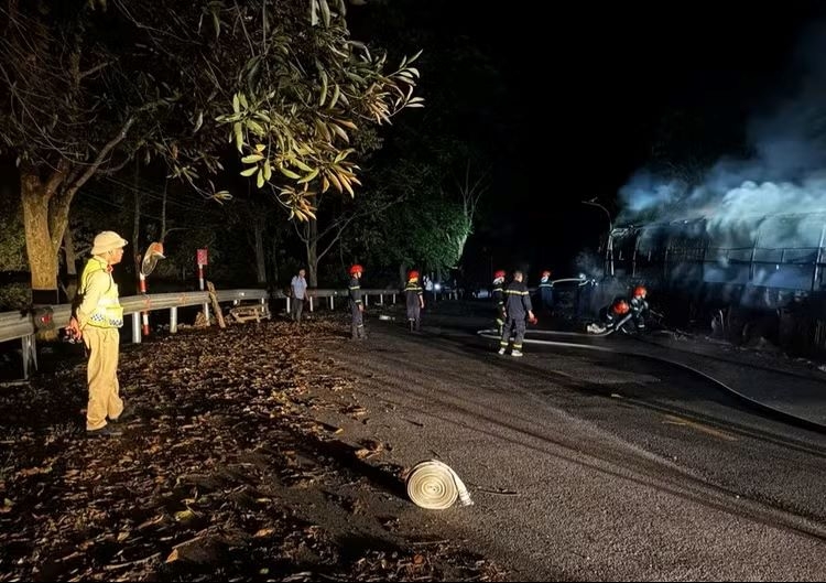 xe khach giuong nam boc chay tro khung tren duong len sa pa hinh anh 2