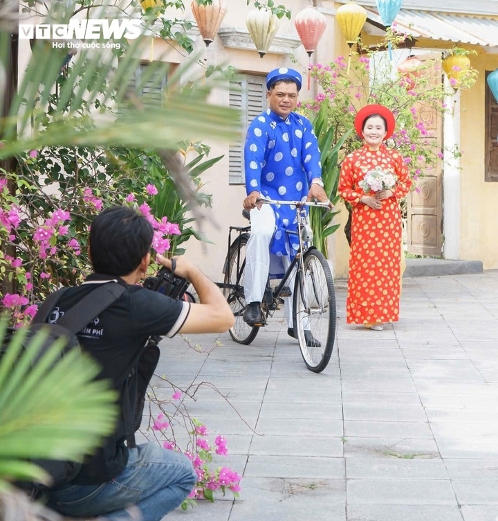 nguoi dan ong hon 10 nam chup anh cuoi mien phi cho cac cap vo chong ngheo hinh anh 6
