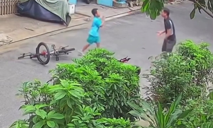 clip be trai chap tay xin loi sau va cham xe dap gay sot coi mang hinh anh 1