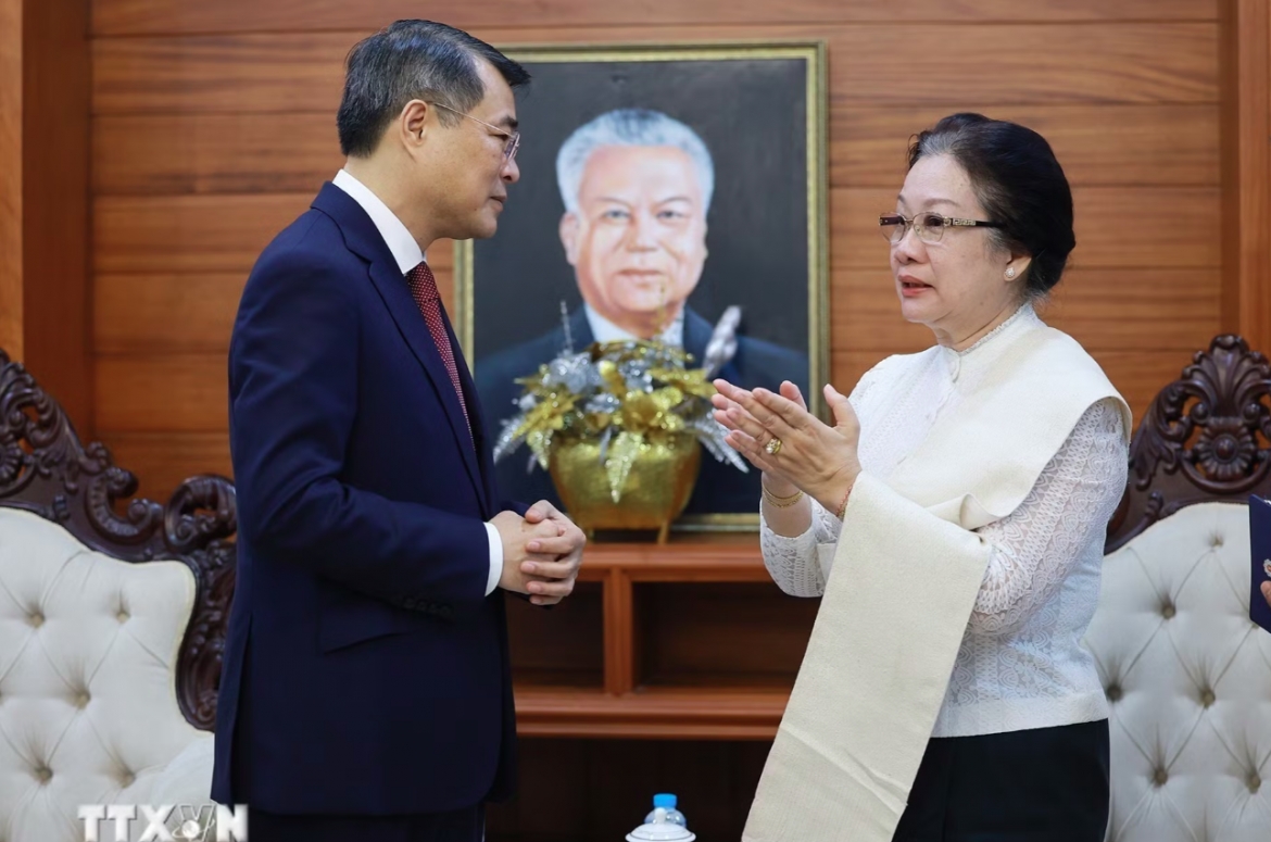 Thủ tướng Lê Minh Hưng thăm gia đình Cố Chủ tịch Quốc hội Lào Xaysomphone Phomviha