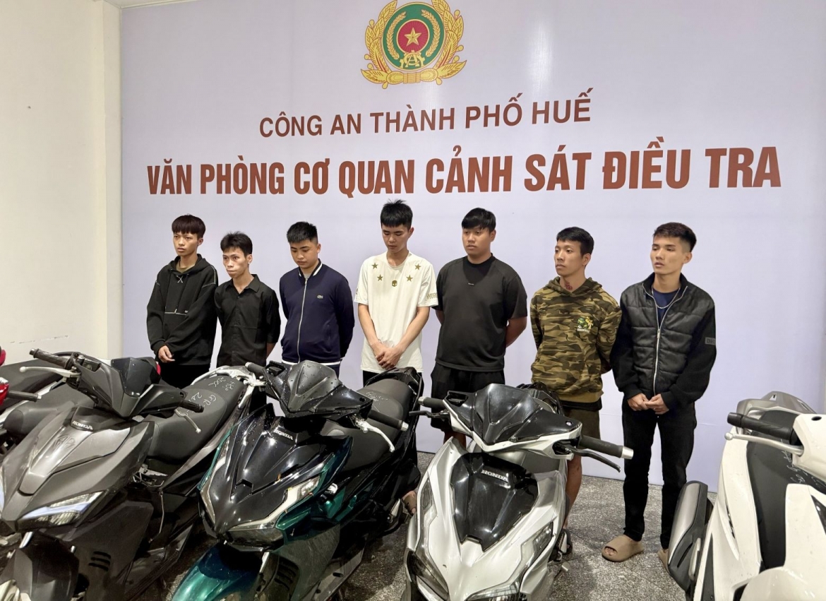khoi to 15 bi can lien quan vu gay roi trat tu cong cong o hue hinh anh 1