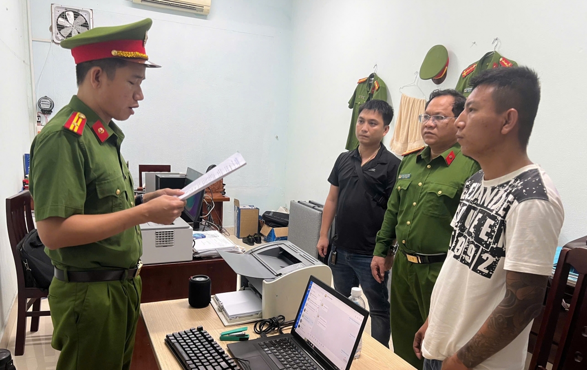 khoi to doi tuong mang kiem dap pha tai san, quay clip dang facebook hinh anh 1