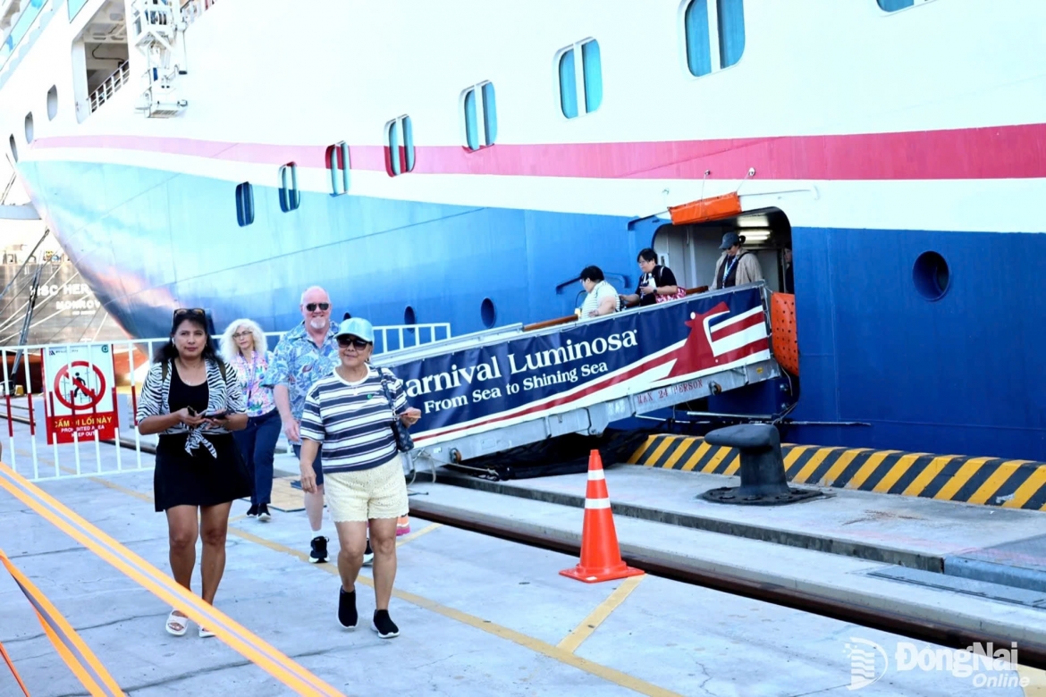 carnival luminosa brings more than 2,000 tourists to phuoc an port picture 1