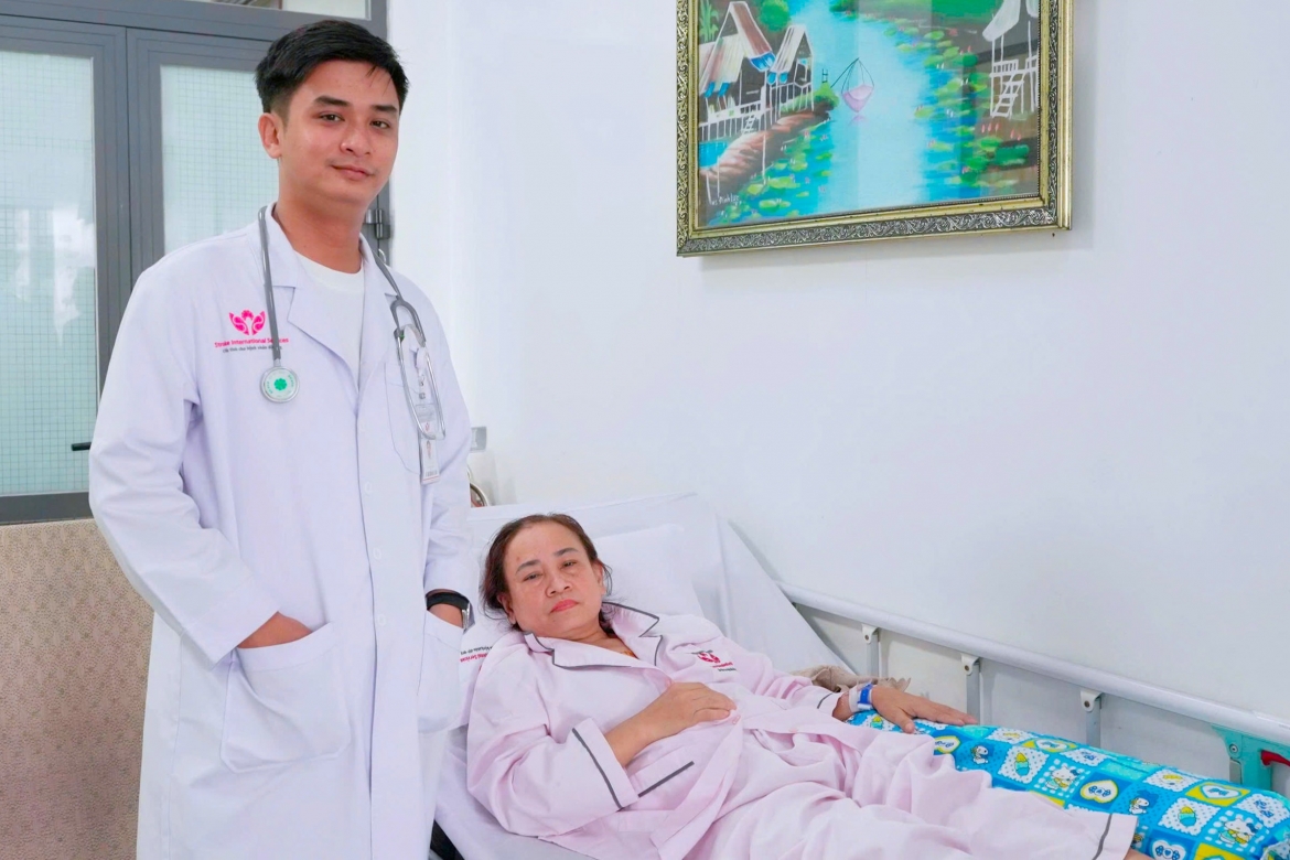 nguoi phu nu mat ban chan vi tu dap thuoc chua dau nhuc tai nha hinh anh 2