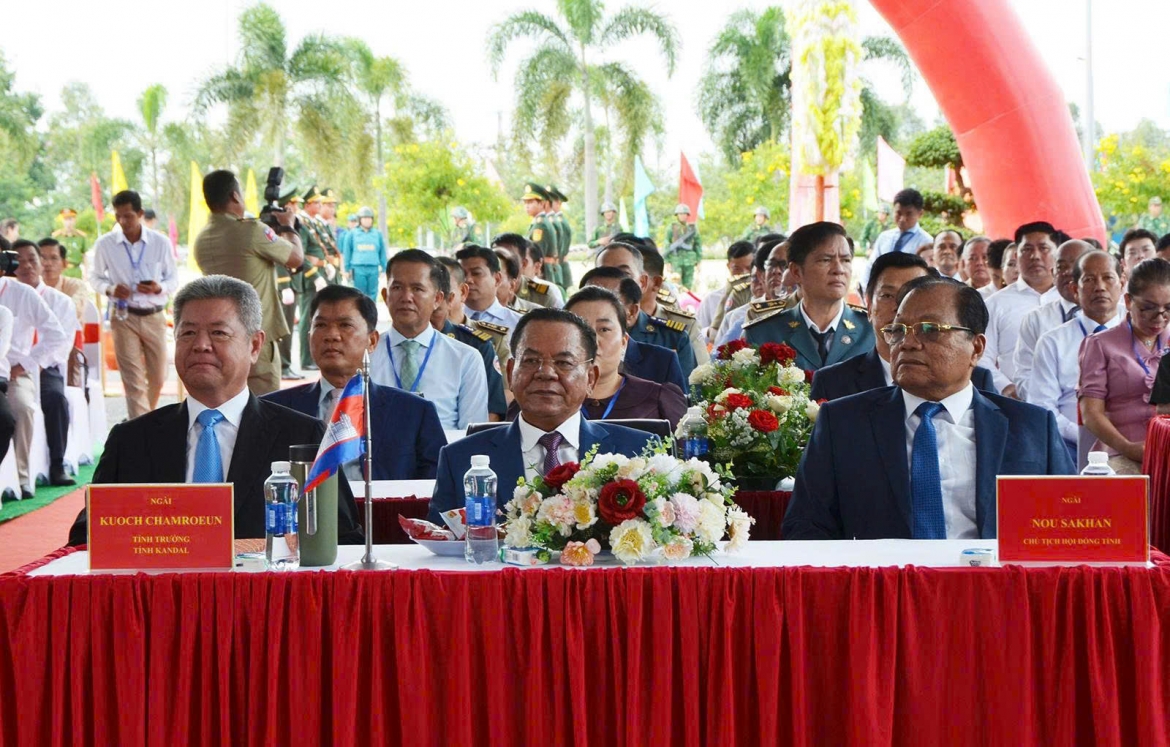 phat huy loi the cua khau quoc te khanh binh - chrey thom hinh anh 2